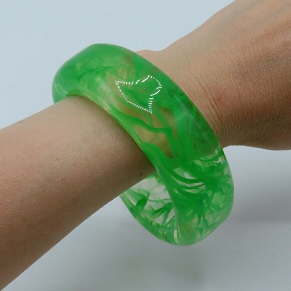 VTG Clear Plastic Paint Swirl Green Asymmetrical Bangle Bracelet Retro Costume - Picture 2 of 8